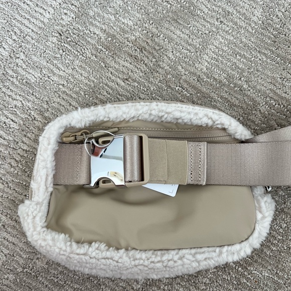 Lululemon Sherpa belt bag - Picture 4 of 5